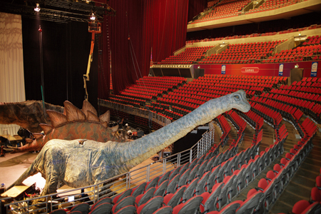 ショーには精巧に作られた実物大の恐竜が登場する