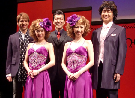 ブロードウェイ・ミュージカル「SIDE SHOW」製作記者発表より。写真左から、伊礼彼方、貴城けい、大澄賢也、樹里咲穂、下村尊則。