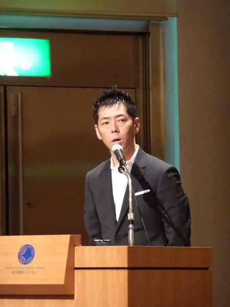 ラ・フォル・ジュルネのロゴを手がけたアートディレクターの佐藤可士和。「見ているだけで音楽が聴こえてくるようなイメージでロゴを作りました」と語る