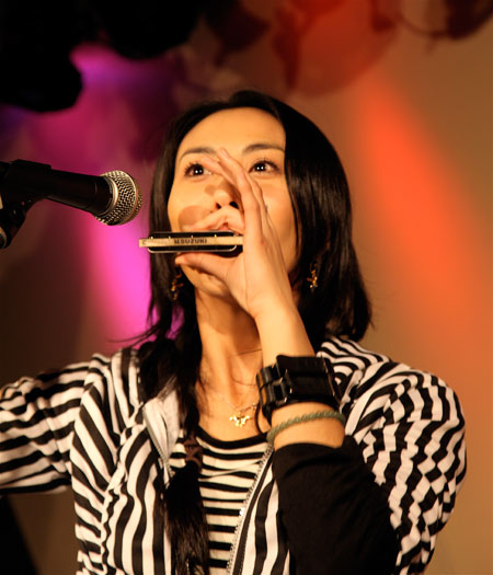 ハーモニカに挑戦するLOVE　＠J-POP CAFE SHIBUYA　撮影：山我祐生