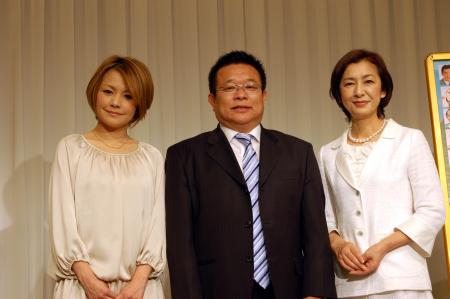 舞台『佐賀のがばいばあちゃん』会見より。左から、中澤裕子、島田洋七、高橋惠子