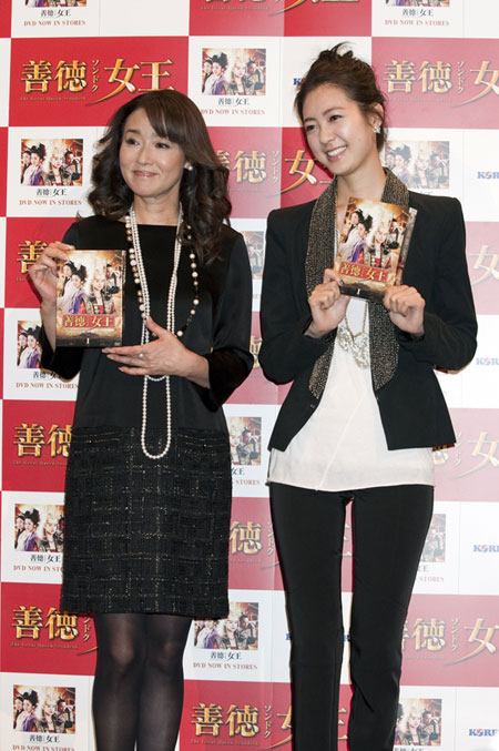 浅野ゆう子とイ・ヨウォン　撮影：イシイノブミ