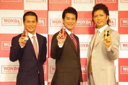 『ワンダ』新CM発表会に出席した(左から)市原隼人、唐沢寿明、GACKT