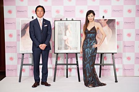 『プロポーションギャラリー銀座』のオープニングイベントに出席した川島なお美