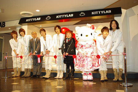 超新星とハローキティによるテープカット