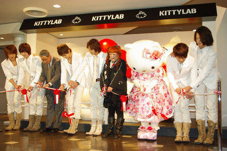 超新星とハローキティによるテープカット