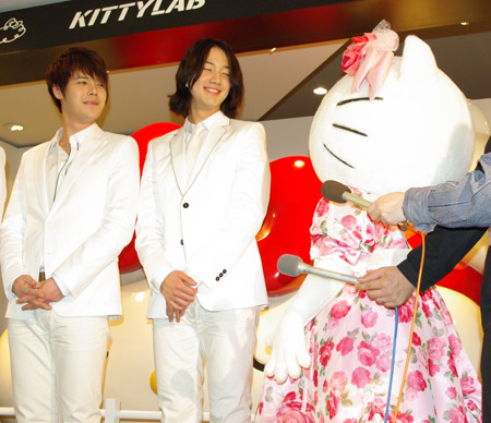 イベント終了後の囲み取材の様子