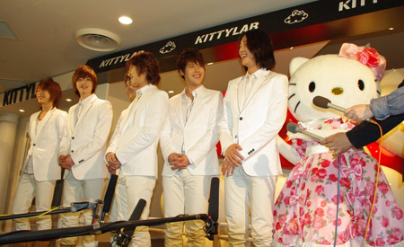 イベント終了後の囲み取材の様子