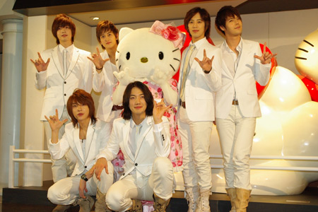超新星とハローキティによるオープニングセレモニー
