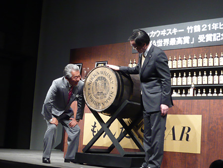 “みの樽”をプレゼントされ大喜びのみのもんた