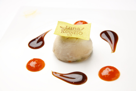 菰田欣也プロデュース『蒸し鶏包みのフルムーン～赤と黒の魅惑のソース添え』