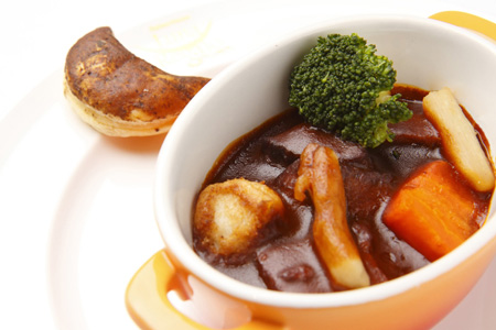 坂井宏行プロデュース『風味豊かな赤ワインと牛肉・野菜　ムーンマリアージュ』