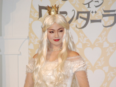 深田恭子が華麗な 白の女王 ドレスで登場 チケットぴあ 映画 洋画