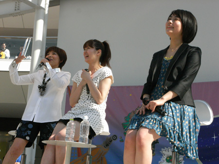 トークイベントにて。写真左から、榊原郁恵、笹本玲奈、高畑充希