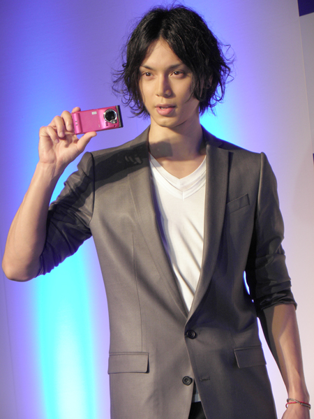 水嶋ヒロとパナソニックの新携帯電話P-04B“ビエラケータイ”