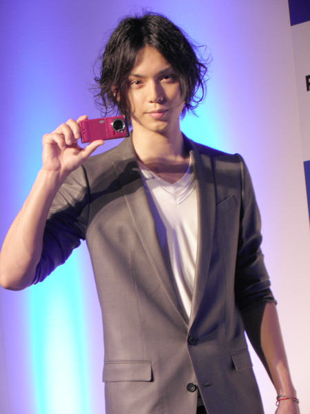 水嶋ヒロとパナソニックの新携帯電話P-04B“ビエラケータイ”