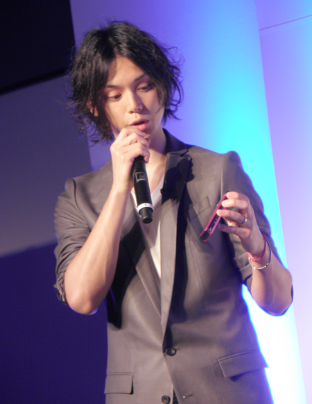 水嶋ヒロとパナソニックの新携帯電話P-04B“ビエラケータイ”