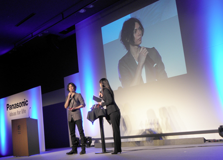 水嶋ヒロとパナソニックの新携帯電話P-04B“ビエラケータイ”