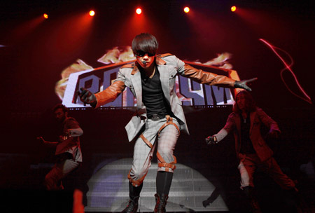 ZeppツアーでパフォーマンスするRAIN(C)J.TUNE／Rise Communication