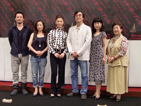 新国立劇場演劇『ヘッダ・ガーブレル』製作発表会見より。写真左から、山口馬木也、七瀬なつみ、大地真央、益岡徹、田島令子、青山眉子