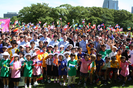 会場に集まった人たちとFIFA視察団が記念撮影