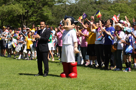森島寛晃・招致アンバサダー、特別広報大使のアトムもお出迎え
