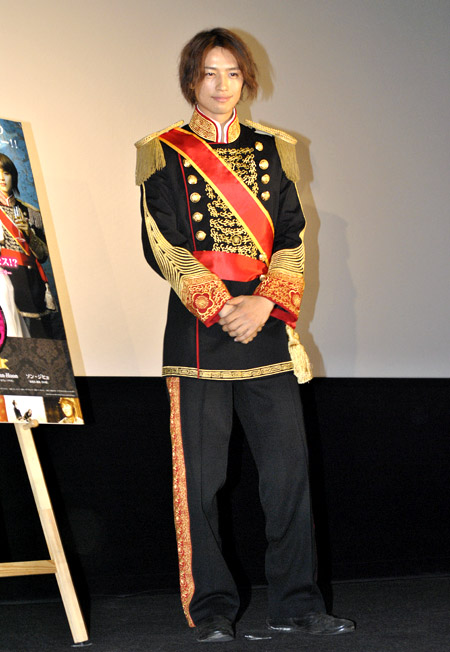 皇子の衣装に身を包んだ斎藤工　撮影：樋口美和