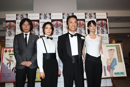 会見より。写真左から、岡村俊一、山口紗弥加、筧利夫、仲間リサ