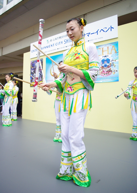 渋谷駅のハチ公前広場で観衆を沸かせたフラッグ サーカス オブ チャイナ