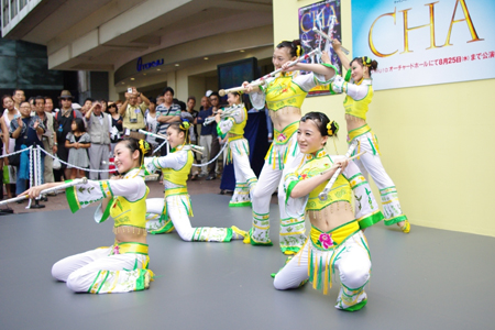 渋谷駅のハチ公前広場で観衆を沸かせたフラッグ サーカス オブ チャイナ