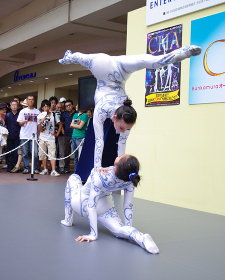 渋谷駅のハチ公前広場で観衆を沸かせたフラッグ サーカス オブ チャイナ