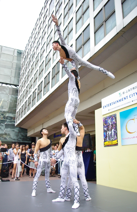 渋谷駅のハチ公前広場で観衆を沸かせたフラッグ サーカス オブ チャイナ