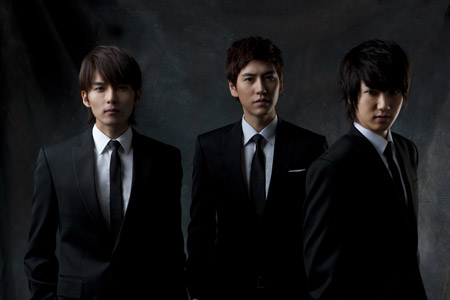 SUPER JUNIOR-K.R.Y.（写真左からリョウク、キュヒョン、イェソン）