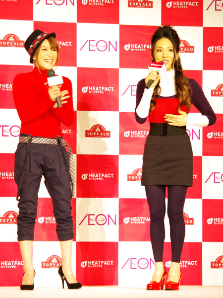 大好きな赤をポイントにした衣装の今井絵理子、赤の腹巻きが印象的な新垣仁絵