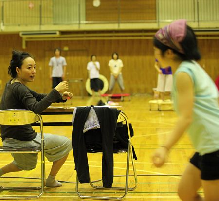 フェスティバル/トーキョー１０『あかりのともるかがみのくず』リハーサル風景より。写真左が黒田育世。(C)片岡陽太