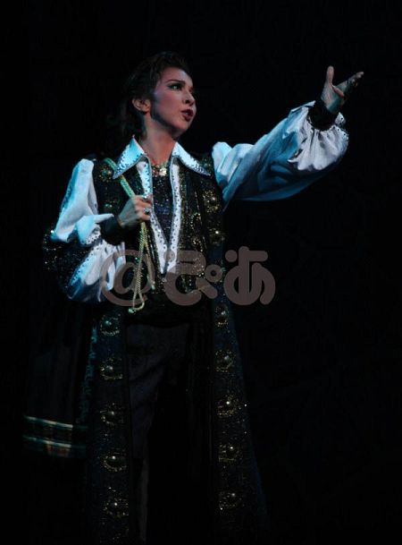 宝塚らしい夢のある作品」霧矢大夢が月組公演をアピール | チケット