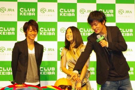 馬具に興味津々の3人