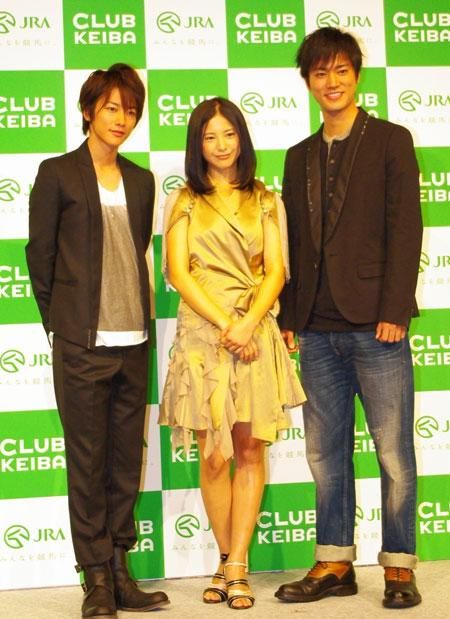 左から佐藤健、吉高由里子、桐谷健太