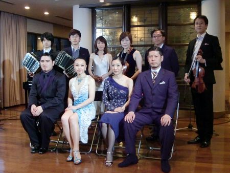 会見より。写真前列左から、チヅコ＆ディエゴとヒロシ＆キョウコのペア。後列は楽団・オルケスタ・アウロラのメンバー