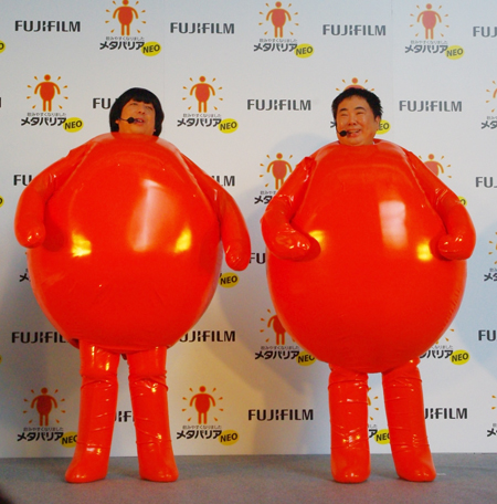 写真左からバナナマン日村勇紀、ドランクドラゴン塚地武雅