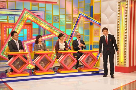 番組撮影時のくりぃむしちゅーの上田晋也とパネラー陣