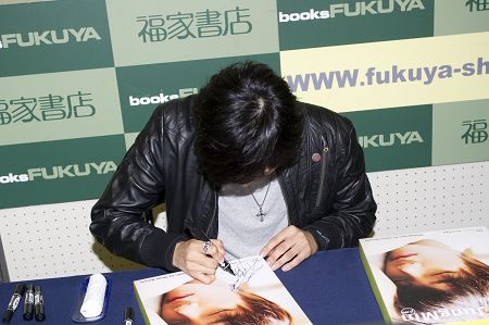 サイン会の様子　撮影：イシイノブミ