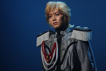 松坂桃李らイケメン俳優らが ベストセラー小説 銀河英雄伝説 の世界を体現 チケットぴあ 演劇 演劇