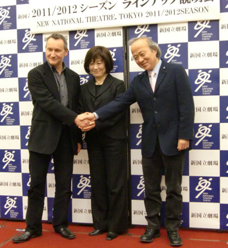 新国立劇場2010/2011シーズンラインナップ発表会　左より:舞踊芸術監督 デヴィッド・ビントレー、演劇芸術監督 宮田慶子、オペラ芸術監督 尾高忠明