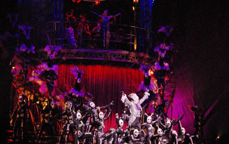 『KOOZA(クーザ)』公開リハーサルより。「スケルトン・ダンス」