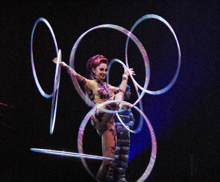 『KOOZA(クーザ)』公開リハーサルより。「フープ・マニピュレーション」