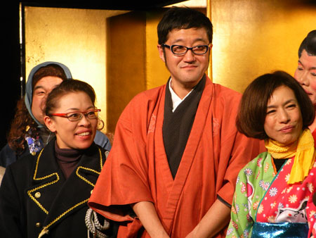 会見より。写真左から、柴田理恵、WAHAHA本舗新座長・大久保ノブオ、久本雅美