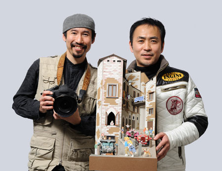 写真左から戦場カメラマン・渡部陽一、ペーパーアーティスト・太田隆司