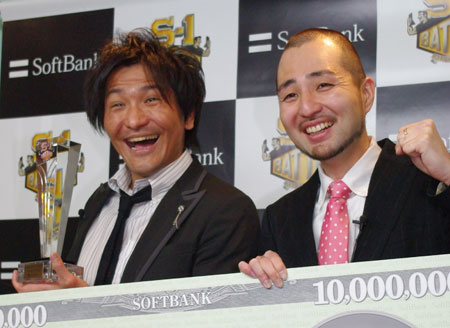 写真左からスリムクラブ真栄田賢、内間政成