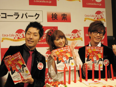 ケーキの前でオフィシャルガイドブックを手に